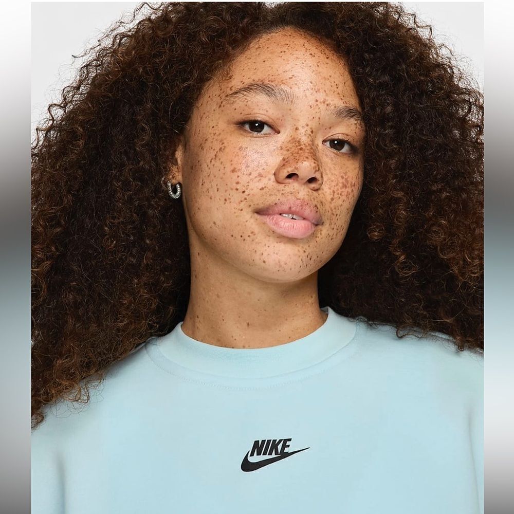 Nike Sportswear Tech Fleece
Women's Oversized Short-Sleeve Cropped Top! - Picture 3 of 13